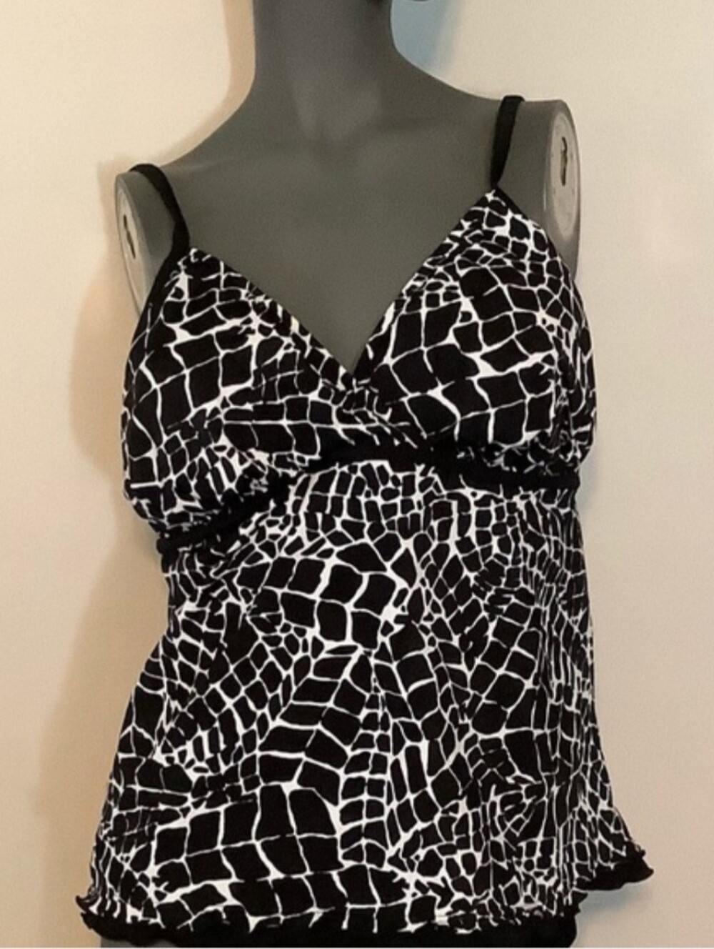 TRIMSHAPER BLACK/WHITE TANKINI TOP SIZE 18